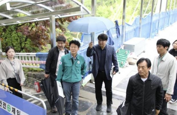 ▲ 수원시 권선구, 빗속에도 구운·입북동 사업 현장점검 실시해