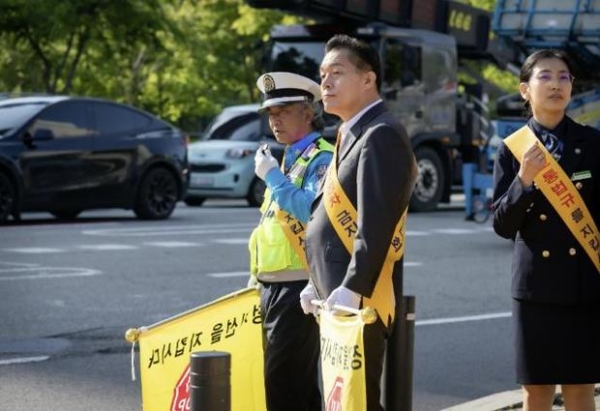 ▲ 이재준 수원시장인 지난해 5월 10일 호매실동행정복지센터 앞 사거리에서 진행된 어린이 보행안전 캠페인에 참여하고 있다.