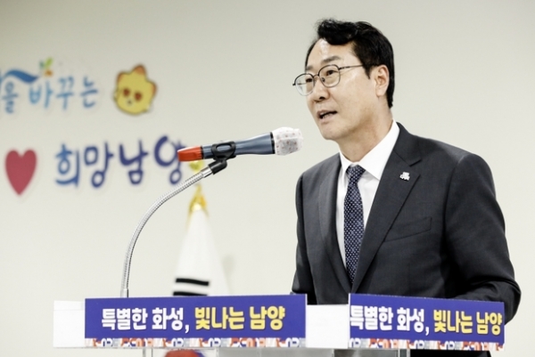 ▲ 정명근 화성특례시장이 13일 남양읍 임시청사 개청식에서 축사하고 있다.