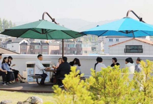 ▲ 수원시 팔달구, 옥상 정원에서 동 복지팀장 티타임 열어