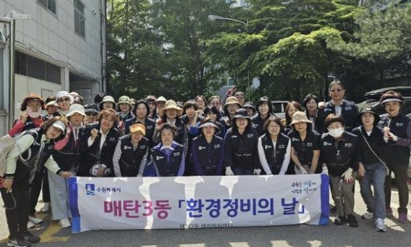 ▲ 수원시 영통구 매탄3동, 여름철 장마 대비 인도변 잡초제거 실시