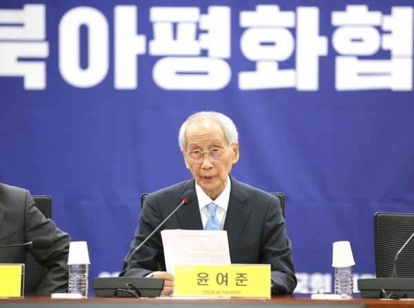 ▲ 윤여준상임총괄선대위원장이 14일 오후 국회의원회관 제2세미나실에서 열린 출범회의를 통해 인사말을 하고 있다.