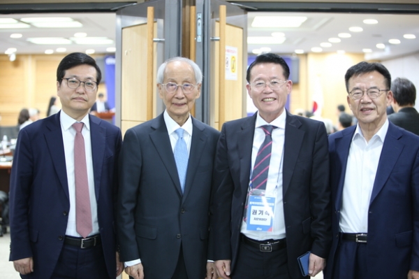 ▲ 윤여준상임총괄선대위원장이 권기식(우측 2번째)자문위원단장, 한국인터넷신문방송기자협회 전병길(왼쪽 첫번째)회장, 이민봉(우측 첫번째)사무총장이 함께 잠시 포즈를 취하고 있다.