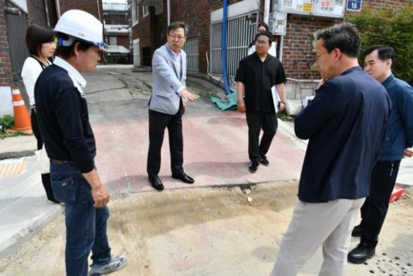 ▲ 수원시 영통구, 산남로 보도 정비사업 중간점검 실시 보행환경 개선에 박차…