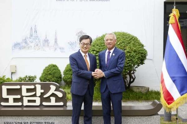 ▲ 15일 오후 도담소에서 김동연 경기도지사가 피팟 라차낏쁘라칸 태국 노동부 장관과 기념촬영을 하고 있다.