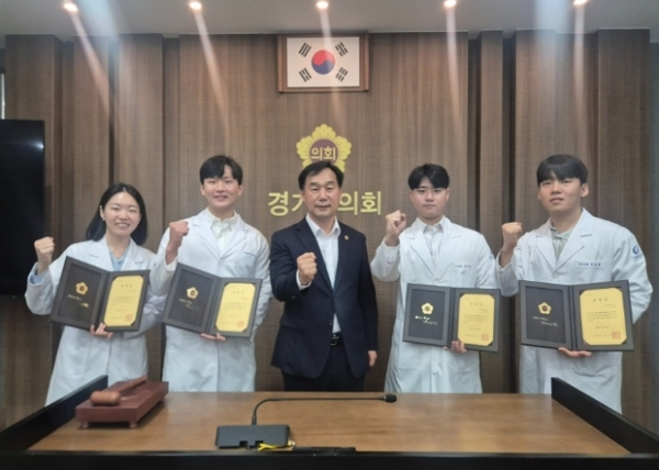 ▲ 경기도의회 윤종영 의원, 의장표창 수여 및 정책 간담회 사진모습,