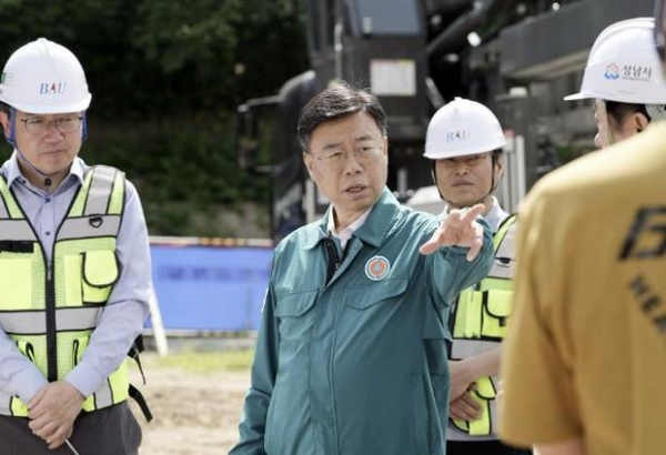 ▲ 신상진 성남시장이 21일 탄천 교량 복구 공사 현장 점검을 벌이고 있다.