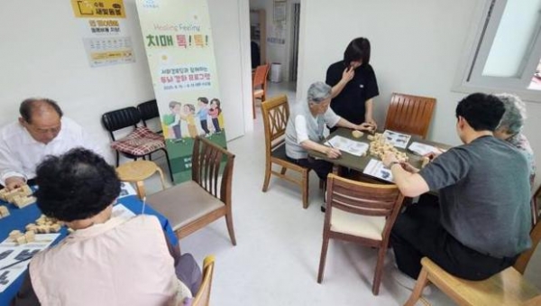 ▲ 수원시 팔달구 화서1동, 가베놀이 통해 어르신 인지능력 향상해요!