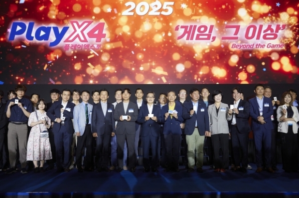 ▲ 21일 오전 킨텍스 1전시장에서 열린 2025 플레이엑스포(PlayX4)에서 김동연 경기도지사와 참가자 전원이 기념촬영을 하고 있다.