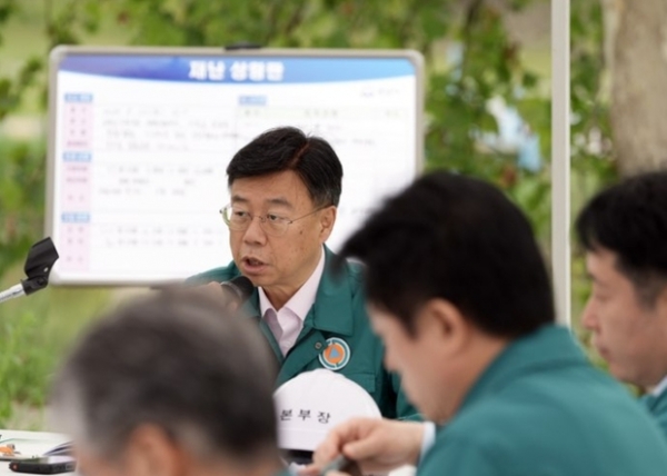▲ 신상진 성남시장이 2025년 재난대응 안전한국훈련 현장에서 훈련상황을 지휘를 하고 있다.