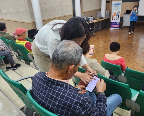 ▲ 화성특례시가 23일 화성시서부보건소 컨벤션홀에서 어르신 건강관리사업 맞춤형 ICT 교육을 운영하고 있다.