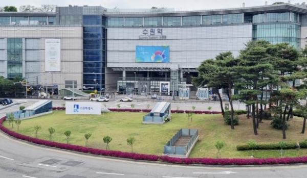 ▲ 꽃단장한 수원역 광장,