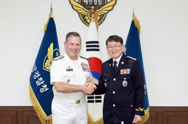 ▲ 해양경찰청장은 26일 오후 해양경찰청을 방문한 콜롬비아 해군 참모총장인 후안 리까르도 로소 오브레콘 대장을 맞이하고 있다.