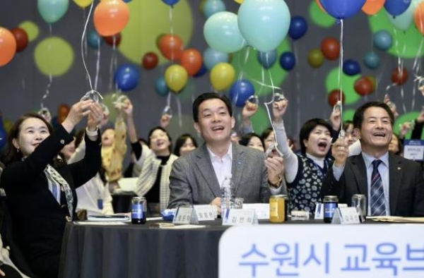 ▲ 지난 3월 청개구리 스펙 학부모 지원단 위촉식에서 이재준 수원시장과 학부모들이 청소년의 성장을 응원하는 풍선을 들고 있다.
