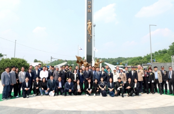 ▲ 현충탑 제막식