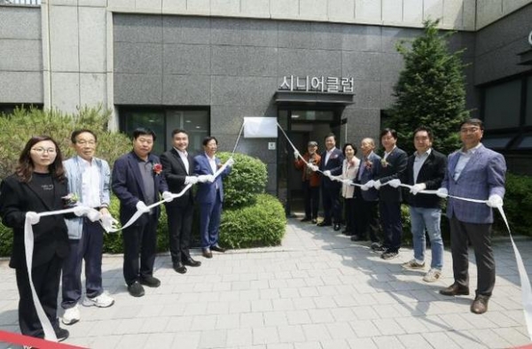 ▲ 의왕시의회 한채훈 의원, 의왕푸르지오포레움1블럭 경로당 개소식 축하