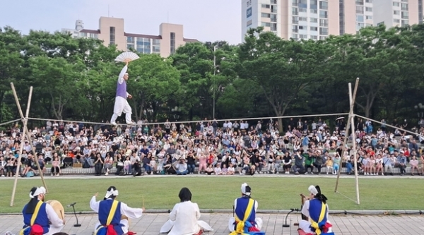 ▲ 권원태 명인이 지난 5월 31일 평촌중앙공원에서 열린 안양단오제에서 줄타기 공연을 선보이고 있다.