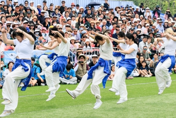 ▲ 화성 뱃놀이 축제에서 ‘바람의 사신단’이 역동적인 댄스 퍼포먼스를 선보이며 관객들의 환호를 이끌어내고 있다.