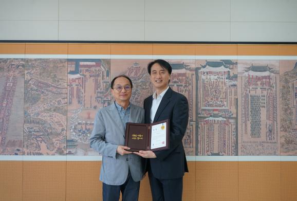▲ 수원문화재단 문화예술부장(최용진), 수원문화재단 대표이사(오영균)(왼쪽부터)