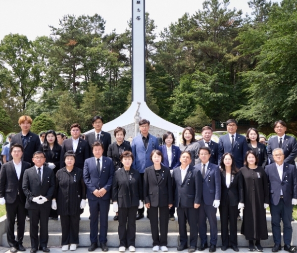 ▲ 용인특례시의회는 6일 제70회 현충일을 맞아 처인구 김량장동 현충탑을 찾아, 순국선열과 호국영령의 고귀한 희생을 추모하고 참배했다.