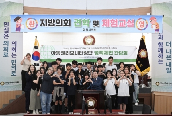 ▲ 김종복 문화복지위원장과 단체 기념 사진