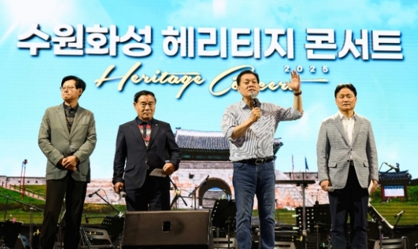 ▲ 이재준 수원시장이 무대에서 시민들에게 인사하고 있다.