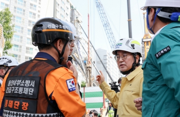 ▲ 6일 오전 김동연 경기도지사가 용인 전철 공사현장 천공기 전도사고 현장 점검을 하고 있다.