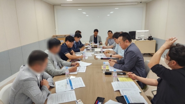 ▲ 진석범 더불어민주당 화성을 지역위원장, 배정수 화성특례시의회 의장, 김영수 화성특례시의회 의회운영위원장, 김태형 도의원, 유통3부지 물류반대비상대책위원회, 담당집행부, 유통3부지 시행사 등이 현안을 논의했다.