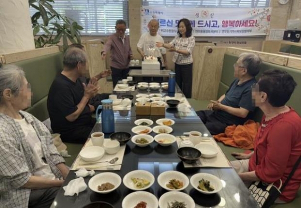 ▲ 수원시 장안구 연무동, 생신 맞은 어르신 위한 따뜻한 생신 밥상 차려
