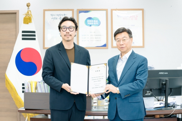 ▲ 위촉식 기념사진(신상진 성남문화재단 이사장(오른쪽)이 이진준 2025 성남페스티벌 총감독에게 위촉장을 수여하고 있다. © 굿 뉴스통신