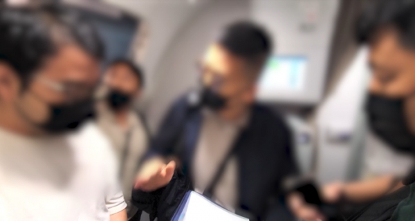 ▲ 국적기에서 피의자 상대 체포영장 집행하는 사진모습 © 굿 뉴스통신