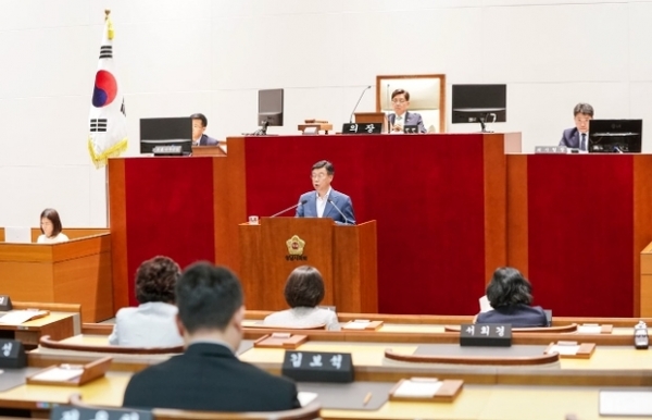 ▲ 신상진 성남시장이 13일 열린 성남시의회 제1차 정례회 제2차 본회의에서 시정질문에 대한 총괄 답변을 하고 있다.