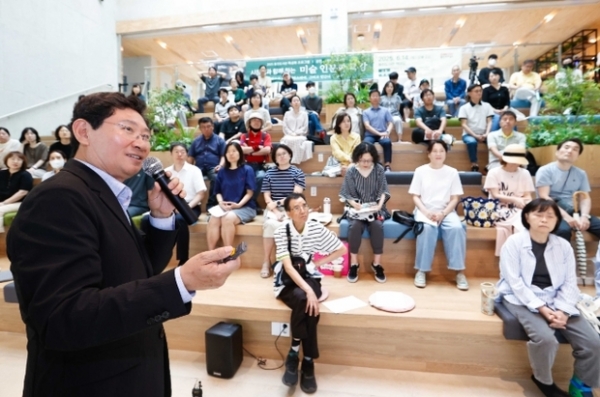 ▲ 이상일 용인특례시장이 14일 동천도서관에서 '그림으로 읽는 셰익스피어, 그리고 인간의 모습들'을 주제로 특강을 했다.