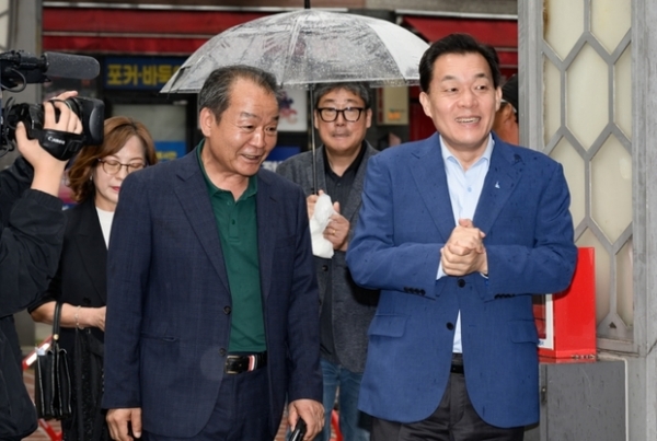 ▲ 새숱막 축제를 찾은 이재준 수원시장