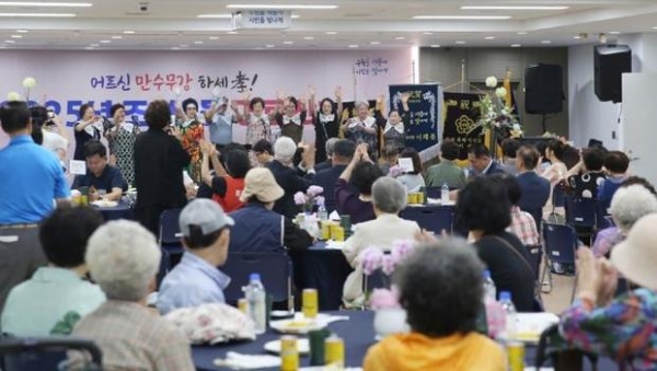 ▲ "어르신! 만수무강 하세孝~!" 수원시 장안구 조원2동 경로잔치 성료