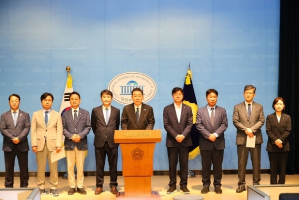 ▲ 새 원내대표단을 발표 사진모습