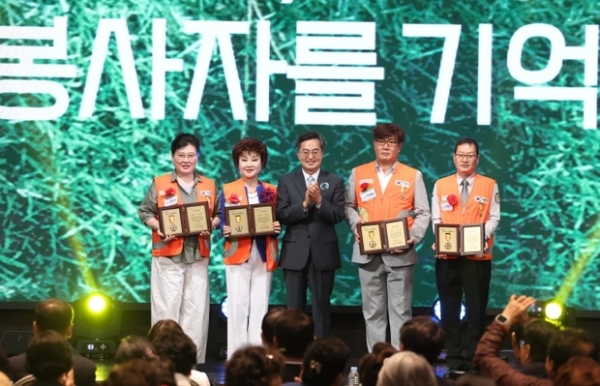 ▲ 17일 오후 화성시 SINTEX에서 열린 2025년 경기도 자원봉사대회에서 김동연 경기도지사가 우수 자원봉사자 인증패 수여를 하고 기념촬영을 하고 있다.