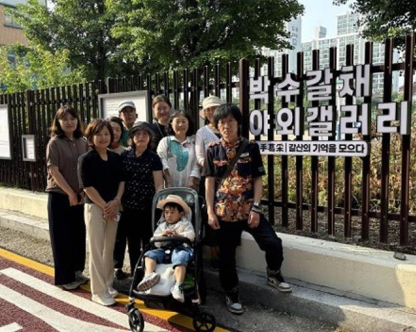 ▲ 안양시 동안구 갈산동은 16일 우리 동네 야외갤러리 첫 전시회를 열고 현판식을 가졌다