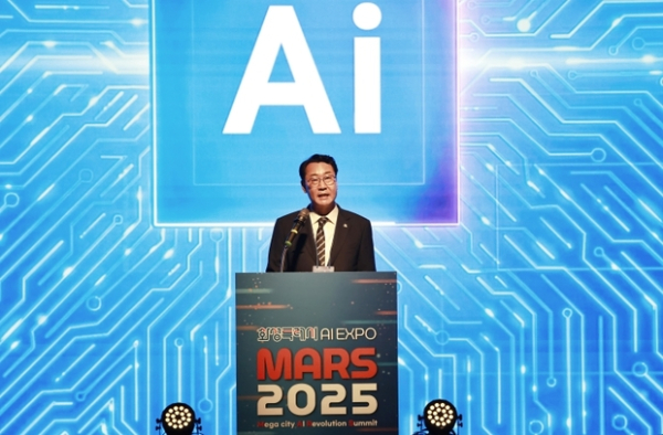 ▲ 정명근 화성특례시장이 18일 MARS 2025 개회식에서 환영사를 하고 있다.