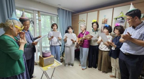 ▲ 수원시 권선구 권선2동 지역사회보장협의체, 찾아가는 저소득 홀몸노인 생신축하 사업 추진