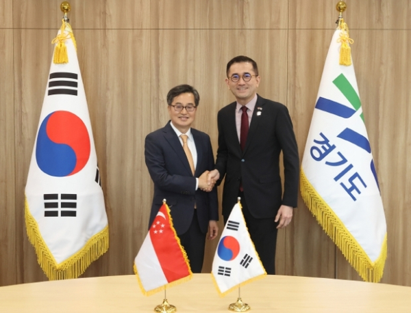 ▲ 19일 오후 김동연 경기도지사가 경기도청 집무실에서 에릭 테오 주한 싱가포르 대사와 이임 면담전에 기념촬영을 하고있다.