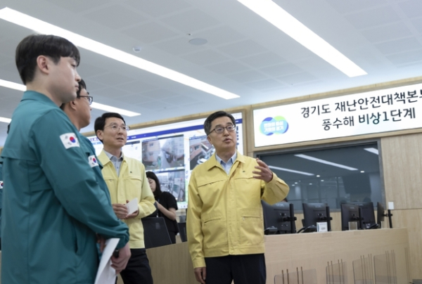 ▲ 20일 오후 김동연 경기도지사가 경기도청 재난안전상황실을 방문하여 호우 상황을 점검하고 있다.