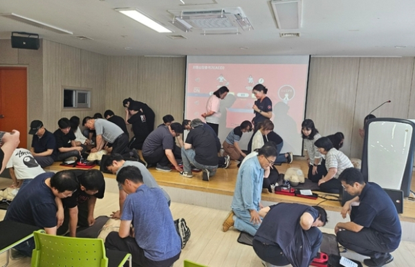 ▲ 화성특례시가 유앤아이센터에서 시민 및 AED 관리책임자들을 대상으로 심폐소생술 실습 교육을 진행하고 있다.