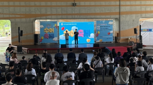 ▲ 21일, 동탄호수공원 송방3교 아래 특설무대에서 열린 ‘제11회 화성특례시 수어축제’에서 수어공연팀이 무대 위에서 수어 노래를 선보이고 있다.