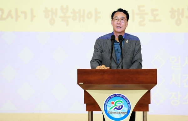 ▲ 정명근 화성특례시장이 ‘2025년 화성시 사립유치원 교사 직무연수’에서 축사를 통해 교사들을 격려하고 있다.