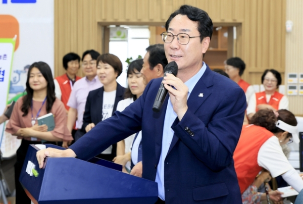 ▲ 정명근 화성특례시장이 23일 향남읍 발안농협을 찾아 ‘농촌 왕진버스’ 진료 참여 의료진을 격려하고 있다.