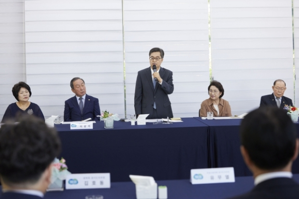 ▲ 23일 오후 도담소에서 열린 경기도 보훈단체장 오찬 간담회에서 김동연 경기도지사가 인사말을 하고 있다.
