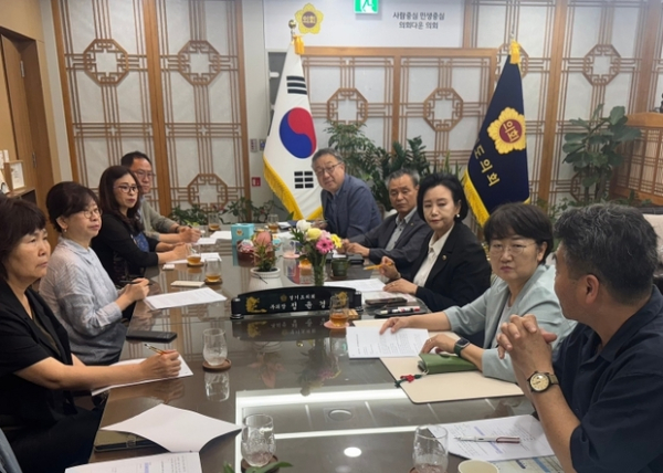 ▲ 정윤경 부의장,사회적경제활동경기네트워크와 정담회 사진모습