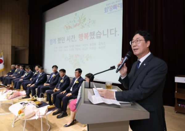▲ 정명근 화성특례시장이 27일 시청 대강당에서 열린 ‘2025년 상반기 공직자 퇴임식’에서 퇴임 공무원들에게 감사의 인사를 전하고 있다.